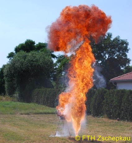 content/images/867dbbb970c8024825b0dc79a123ffab/DSC_0155.jpg - â€žLÃ¶schversuchâ€œ mit Wasser